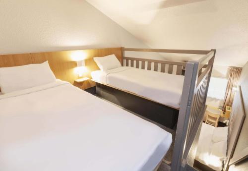 1 queen bed, 2 twin beds