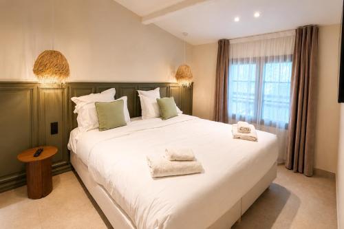 1 double bed, 2 twin beds