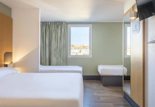 1 double bed, 2 twin beds