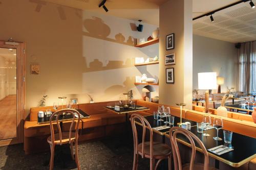 مطعم, BABEL COMMUNITY Hôtel Montigny Versailles (BABEL COMMUNITY Hotel Montigny Versailles) in مونتجني لي برتونوكس