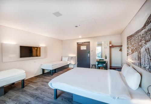 B&B Hotel Zürich Airport Rümlang Room Type - Quadruple Room - Disability Access B&B Hotel Zürich Airport Rümlang Room Type - Quadruple Room - Disability Access