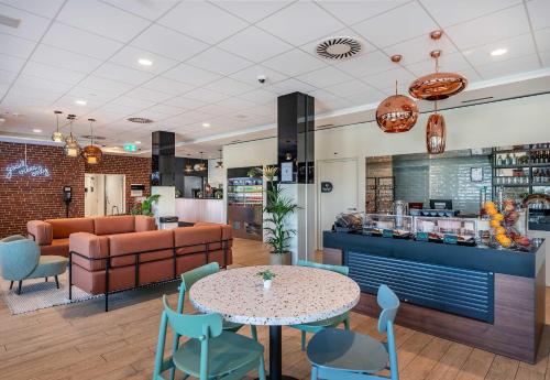B&B Hotel Zürich Airport - image 10