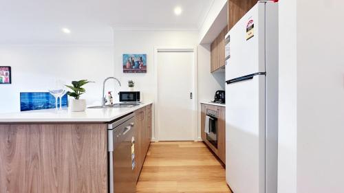 Kitchen, Modern 4BR Townhouse by Goodlive in Manor Lakes