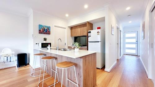 Kitchen, Modern 4BR Townhouse by Goodlive in Manor Lakes