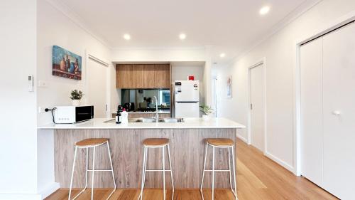 Kitchen, Modern 4BR Townhouse by Goodlive in Manor Lakes