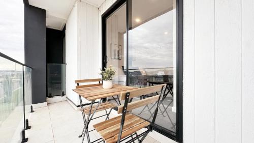 Balcony/terrace, Modern 4BR Townhouse by Goodlive in Manor Lakes