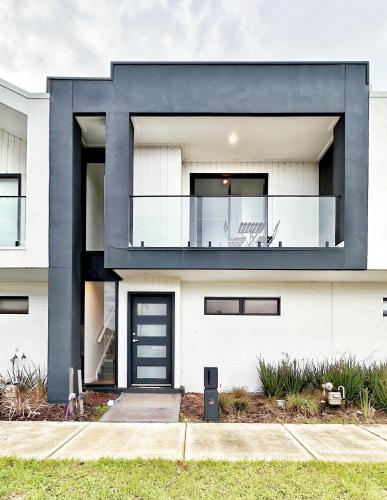 Exterior view, Modern 4BR Townhouse by Goodlive in Manor Lakes