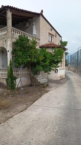 Rooms renovated climate 200 meter from metro Pallini 20 min with train and bus 24 hours please don't read anything just stay 3