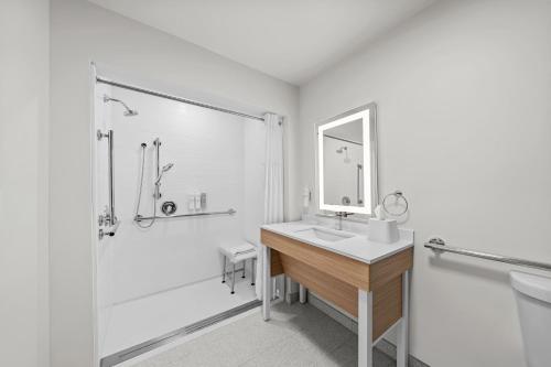 Best Western Milford Inn Room Type - King Room with Roll-In Shower - Mobility and Hearing Access