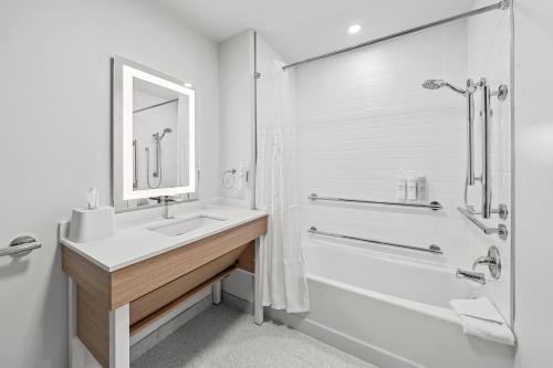 Best Western Milford Inn Room Type - King Room with Bath Tub - Mobility/Hearing Access