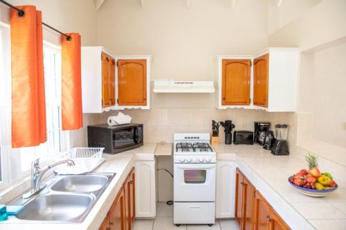 Konyha, Neem View Apartments - One Bedroom Apartment in Falmouth