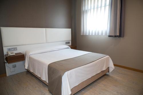 Hotel Posada de Roces Set in a prime location of Gijon, Posada de Roces puts everything the city has to offer just outside your doorstep. Both business travelers and tourists can enjoy the propertys facilities and service