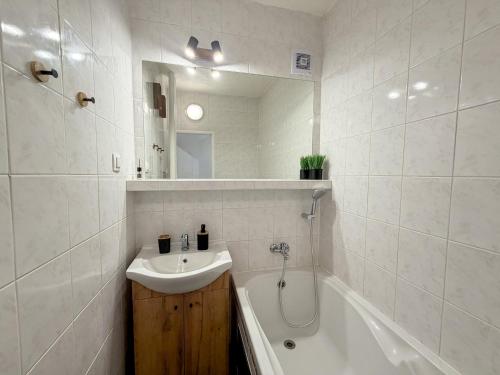 淋浴, Simcity I Views apt with balcony, EV charger, Gym and grocery stores near by 5 min walk to city cent in 班斯卡比斯特里采
