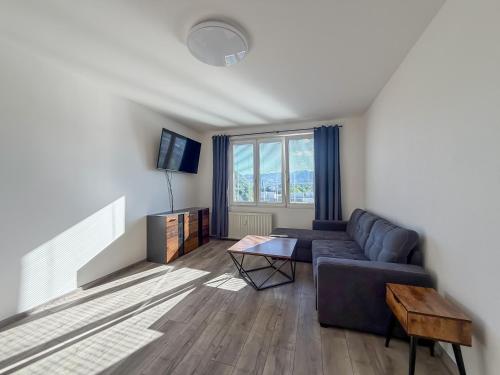 公共休息室/电视室, Simcity I Views apt with balcony, EV charger, Gym and grocery stores near by 5 min walk to city cent in 班斯卡比斯特里采