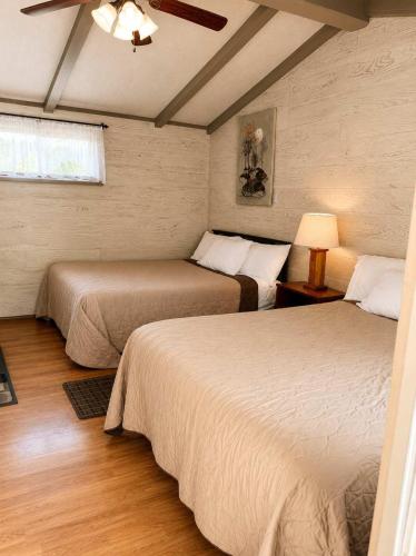 Room 16-2 Queen Suite-Woodland Motor Lodge