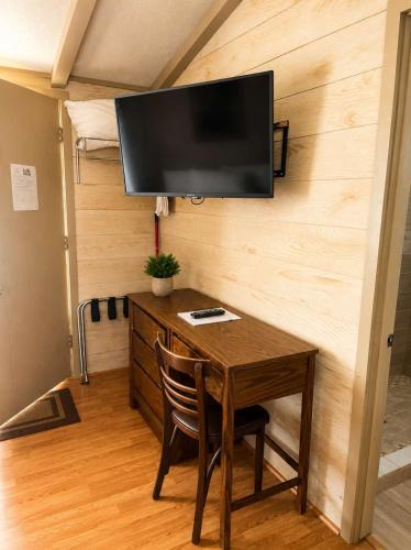 Room 16-2 Queen Suite-Woodland Motor Lodge 2