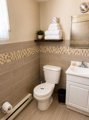 Room 16-2 Queen Suite-Woodland Motor Lodge 4