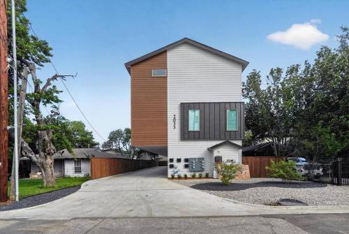 Luxury Dallas Stay 2BR2.5BA • 2Car Garage Patio – khách sạn tại Stemmons Corridor