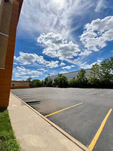 Ramada by Wyndham Glendale Heights/Lombard - image 4