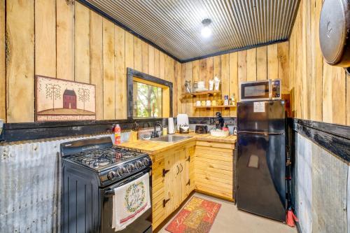 Trails & Creek Access! Alexis Triple Nichols Cabin in 紐頓尼亞