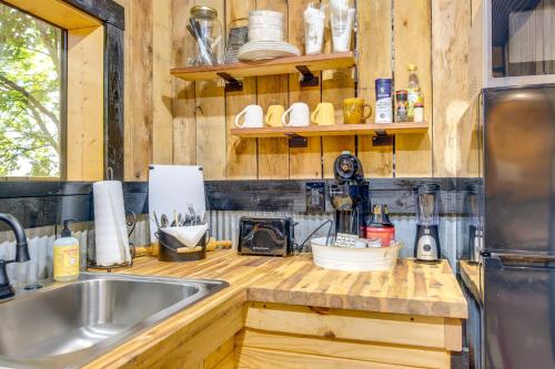 Trails & Creek Access! Alexis Triple Nichols Cabin in 紐頓尼亞