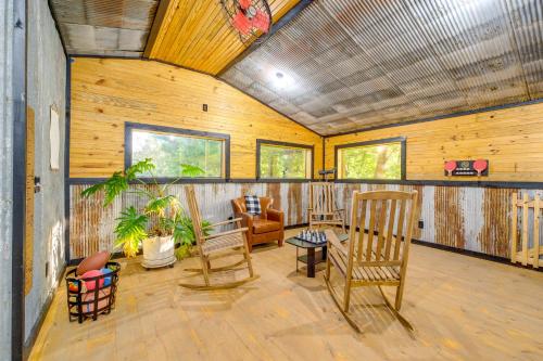 Trails & Creek Access! Alexis Triple Nichols Cabin in 紐頓尼亞