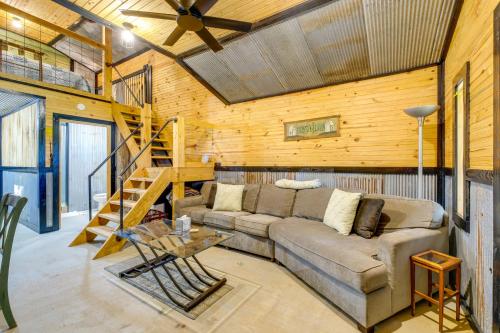 Wren's Nest Cabin: Missouri Ozarks Getaway! in 紐頓尼亞