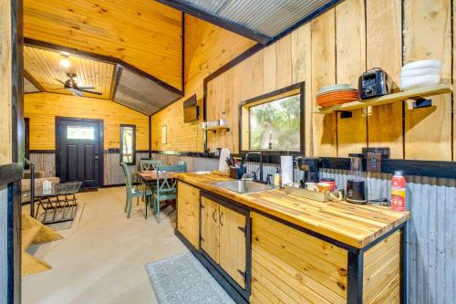 Wren's Nest Cabin: Missouri Ozarks Getaway! in 紐頓尼亞