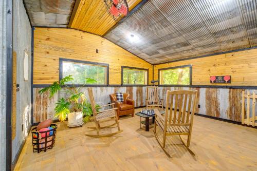 Wren's Nest Cabin: Missouri Ozarks Getaway! in 紐頓尼亞