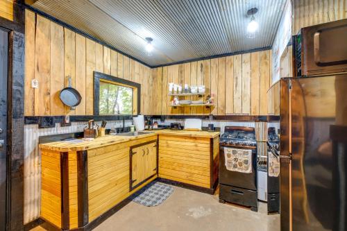 Fish & Hike the Ozarks! Black Ben Bear Cabin in 紐頓尼亞