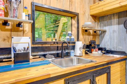 Ozark 'Blue Jean Cabin' w/ Trails & Fishing Pond in 紐頓尼亞