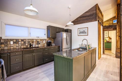 Lakefront Cottage w Hot Tub, 27 Private Acres in Maynooth (ON)