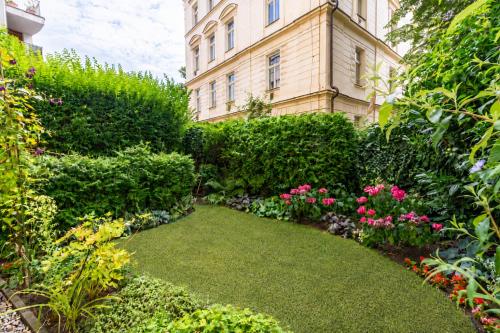 Romantic Garden Apt near Charles Bridge, Breakfast, Parking, 4-Year Host