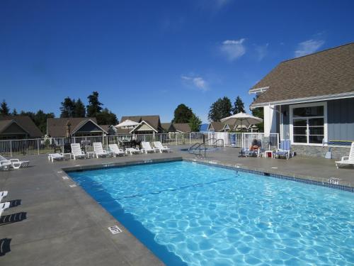 Peldbaseins, Qualicum Landing Beachside Home in Qualicum Bay (BC)