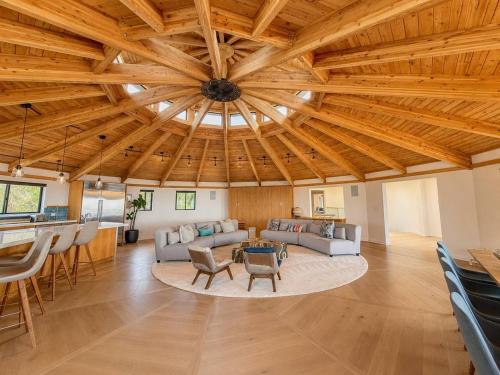 . Architectural Coastal Retreat with Expansive Views