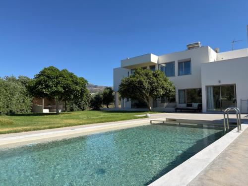 Exterior view of Villa Mia Heated pool Pickleball court kids area Center 8 min beach 2km