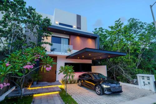 Luxury 5 Bedroom Villa - Private Heated Pool - Movie Theater - Gated Community - fits 11
