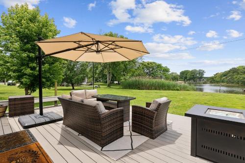 Waterfront Hot Tub Fire Pit & Views in Kent Narrows (MD)