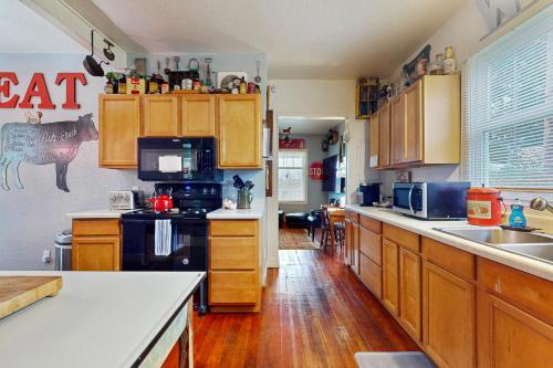 Cozy Cottage w/ Hot Tub in Freeland, Pets Welcome! in Freeland (WA)