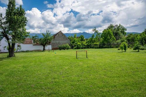 Spēļu laukums, Curte la Munte - charming village house in Sebesu De Sus