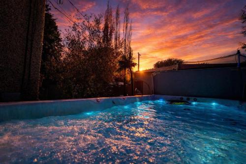 Urban Oasis - with 16ft Swim Spa - Heated Hot Tub & Pool – khách sạn tại Suburbs
