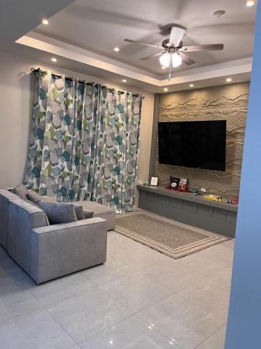 Luxury Vacation Condo 10 mins from Airport!