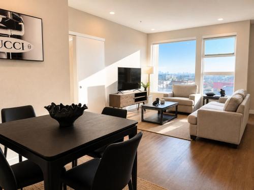 Modern Hollywood Penthouse with New Luxury Furnishing