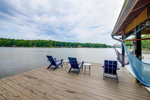Luxe Lake Sinclair Living: Private Dock & Beach! in מדיסון