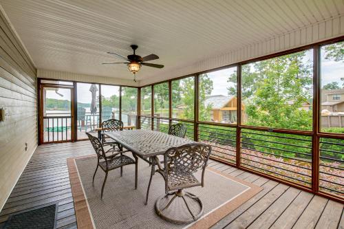 Luxe Lake Sinclair Living: Private Dock & Beach! in מדיסון