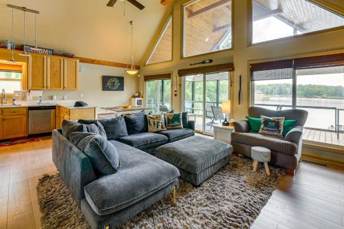 Luxe Lake Sinclair Living: Private Dock & Beach! in מדיסון
