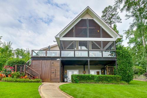 Luxe Lake Sinclair Living: Private Dock & Beach! in מדיסון
