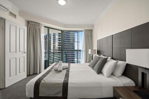Coastal View Haven with Balcony in Surfers Paradise - image 2