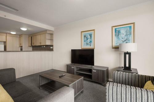 Coastal View Haven with Balcony in Surfers Paradise - image 5