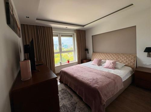 Vijolie West Exclusive, Varsavia